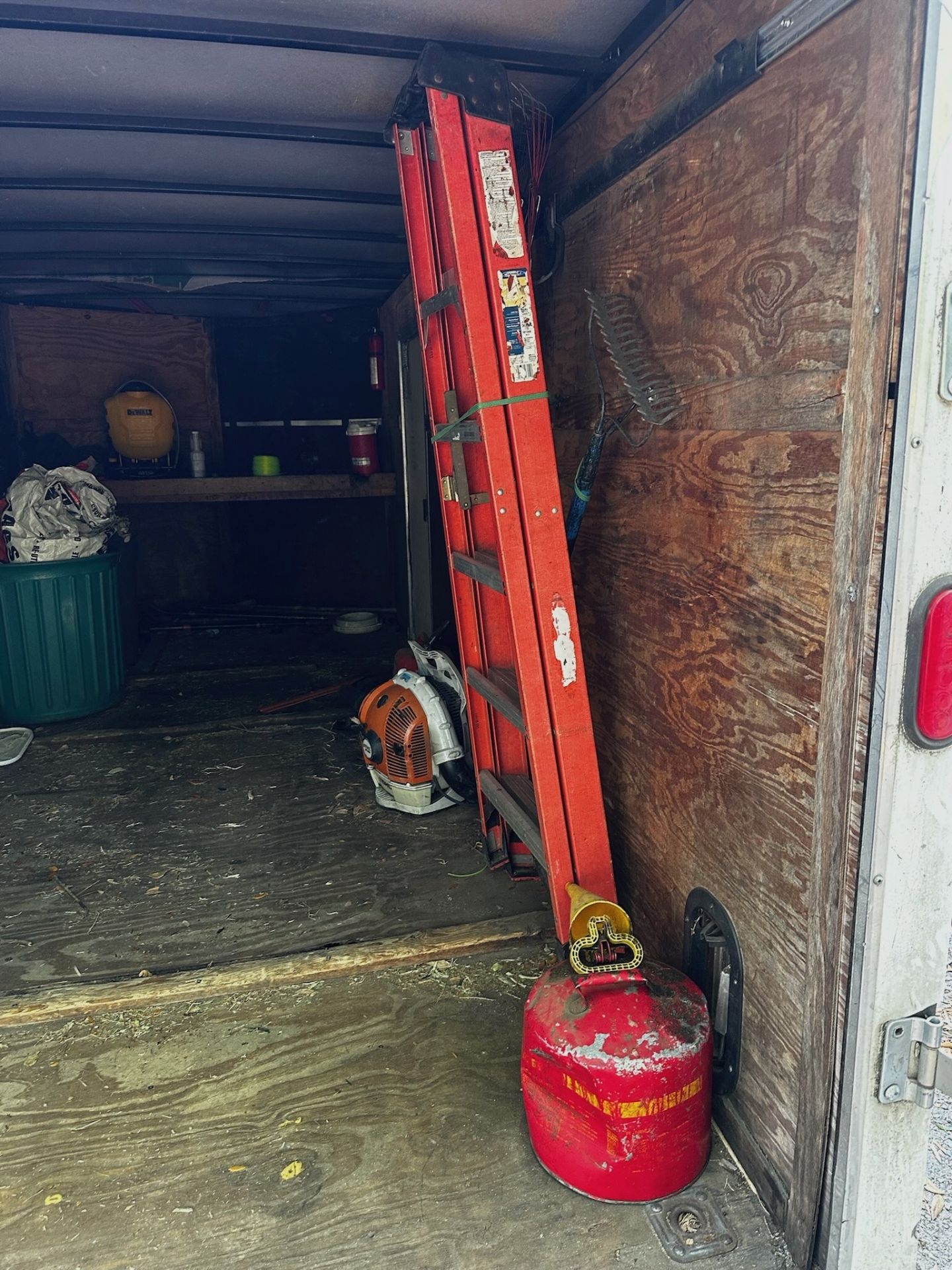 Contents of Trailer - Image 12 of 12