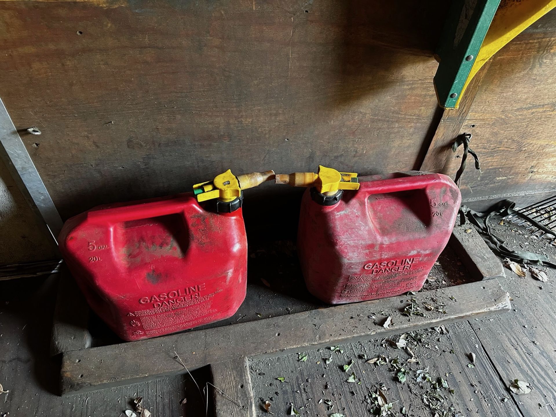 Contents of Trailer - Image 8 of 13