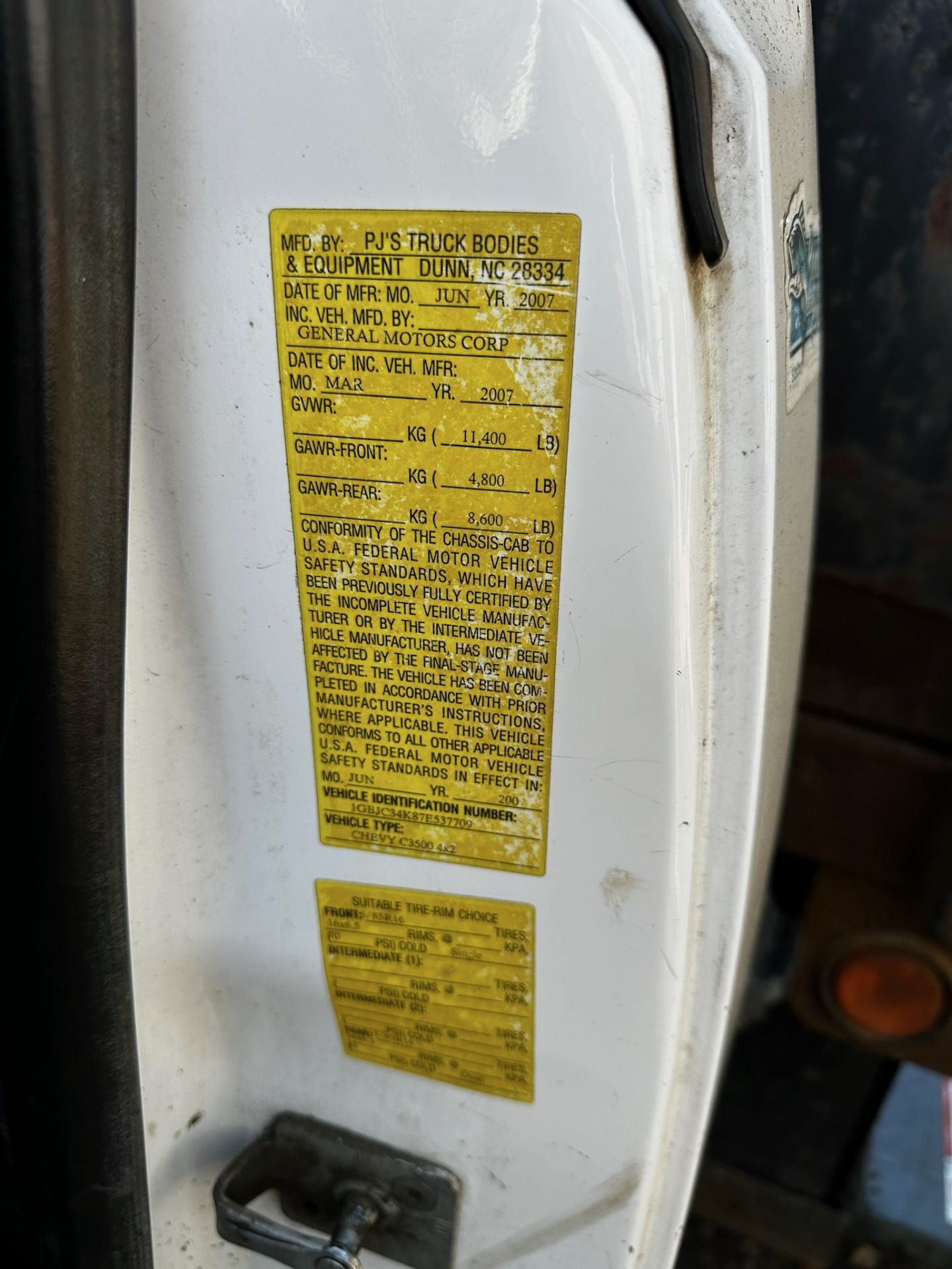 2007 Chevy C3500 Landscaping Dump Truck - Image 23 of 26