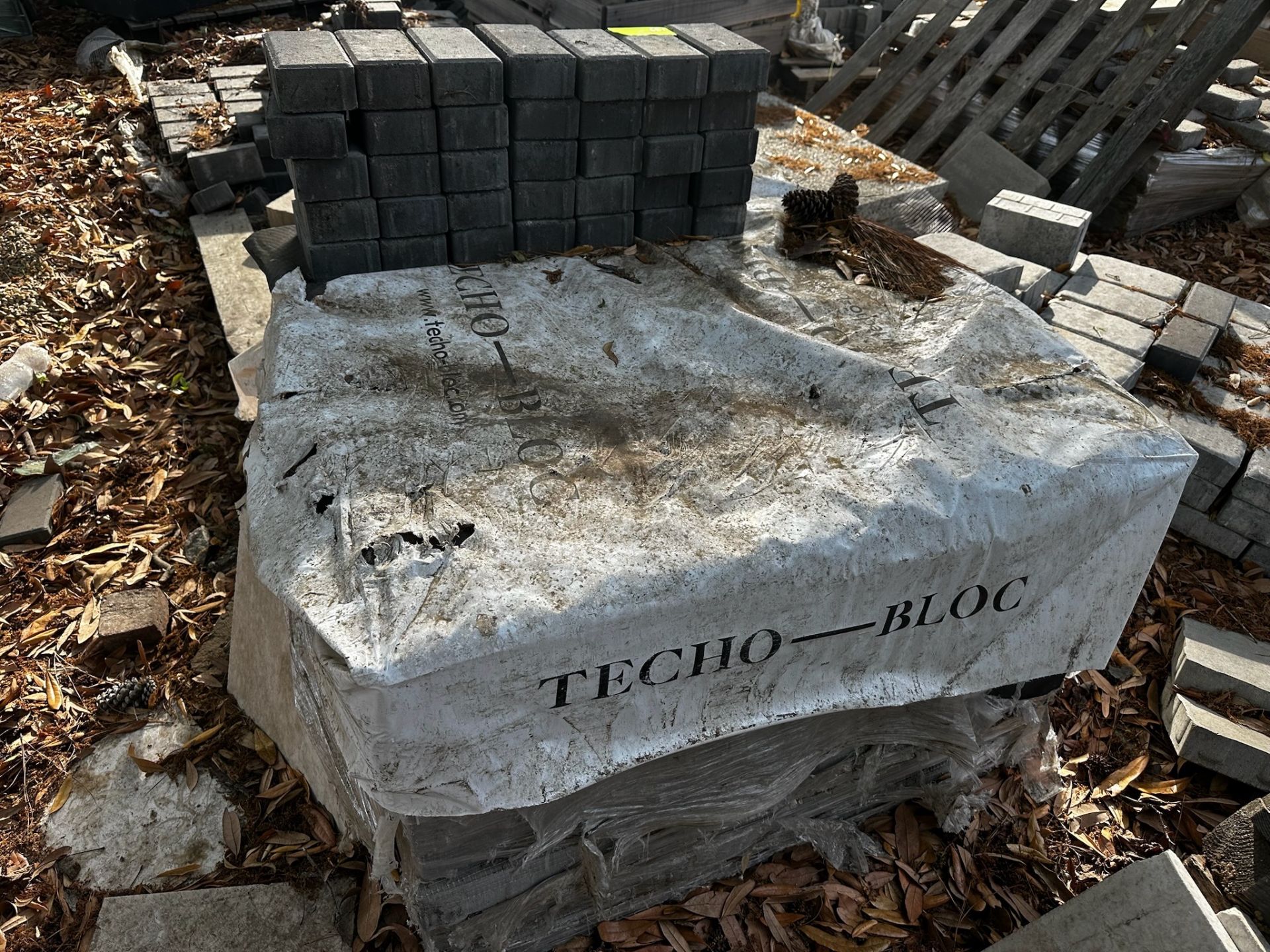 Concrete Edging Blocks - Image 2 of 4