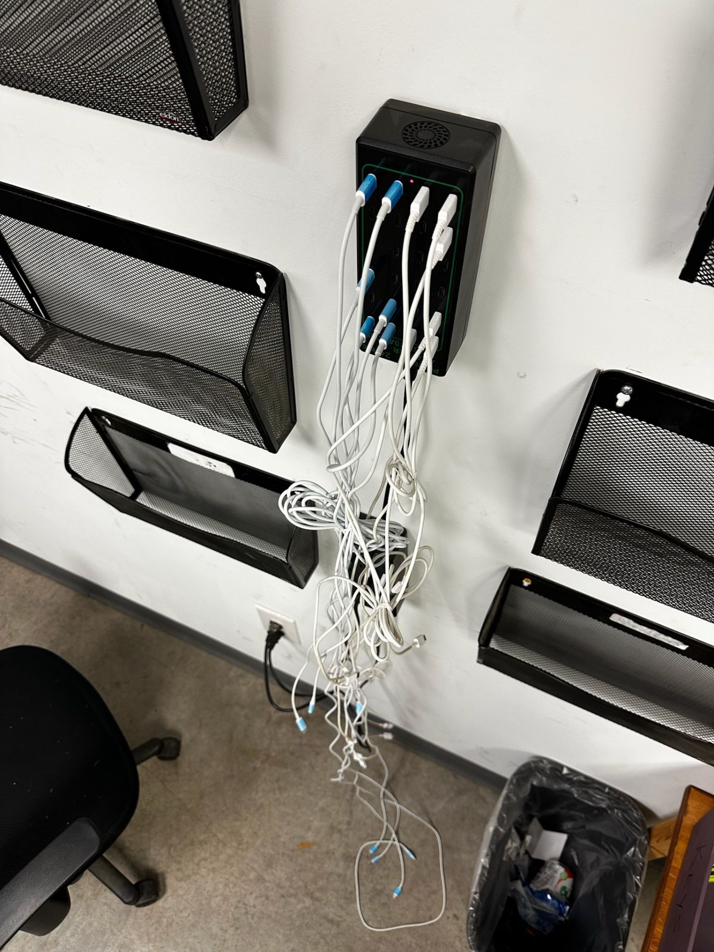 Samsung Tablet/iPad Charging Station - Image 2 of 2