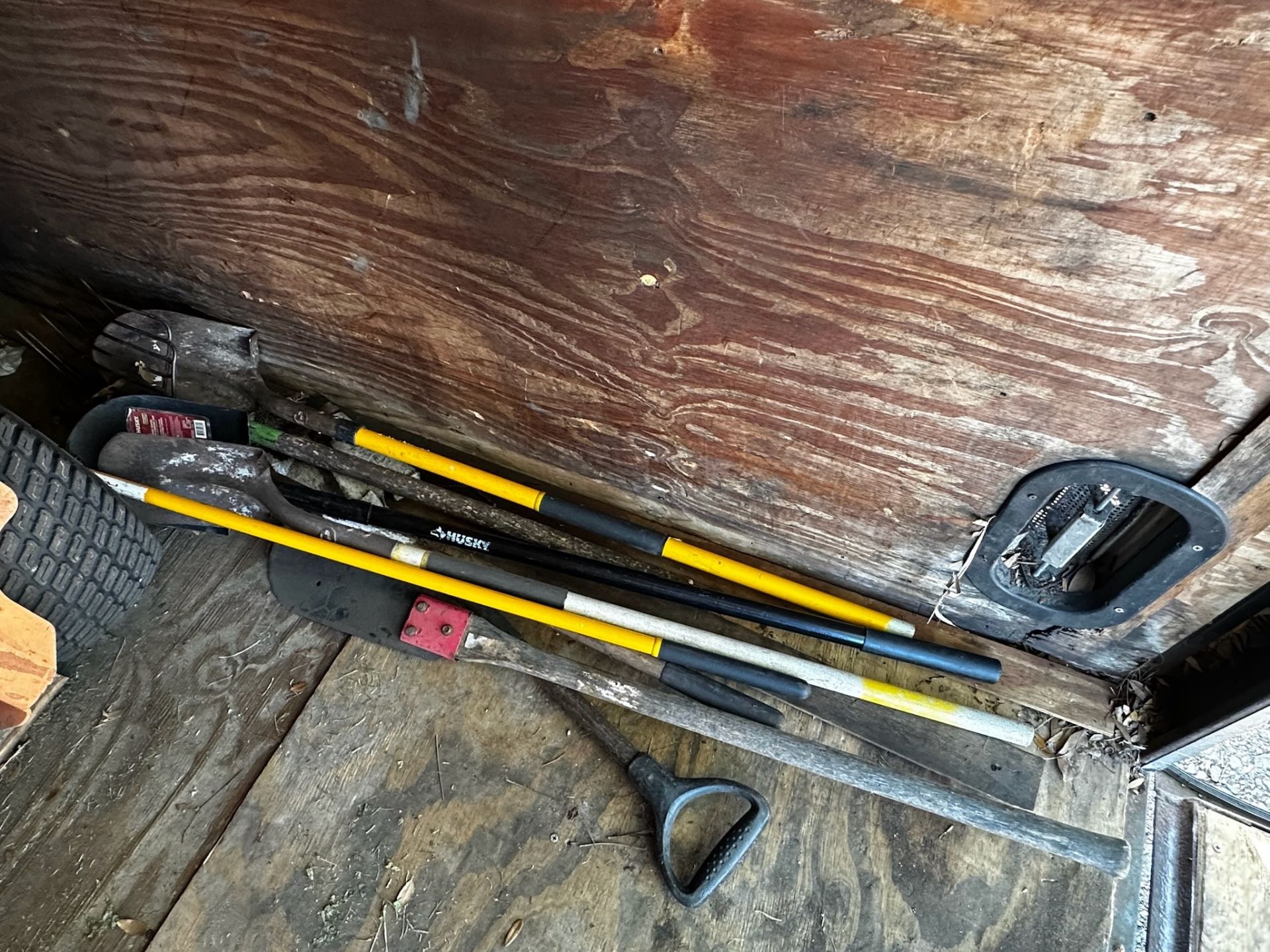 Contents of Trailer - Image 3 of 8