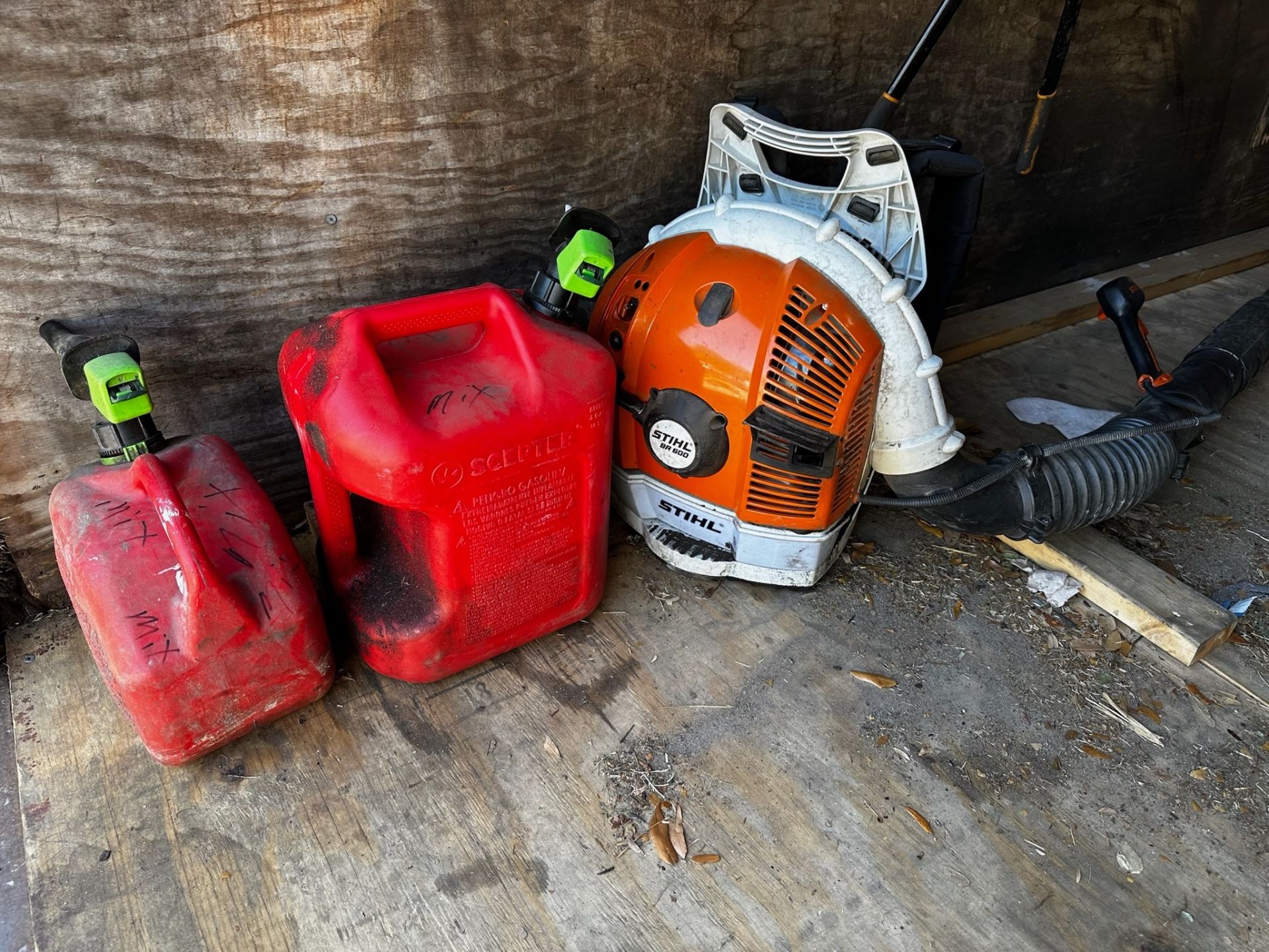 Contents of Trailer - Image 2 of 8