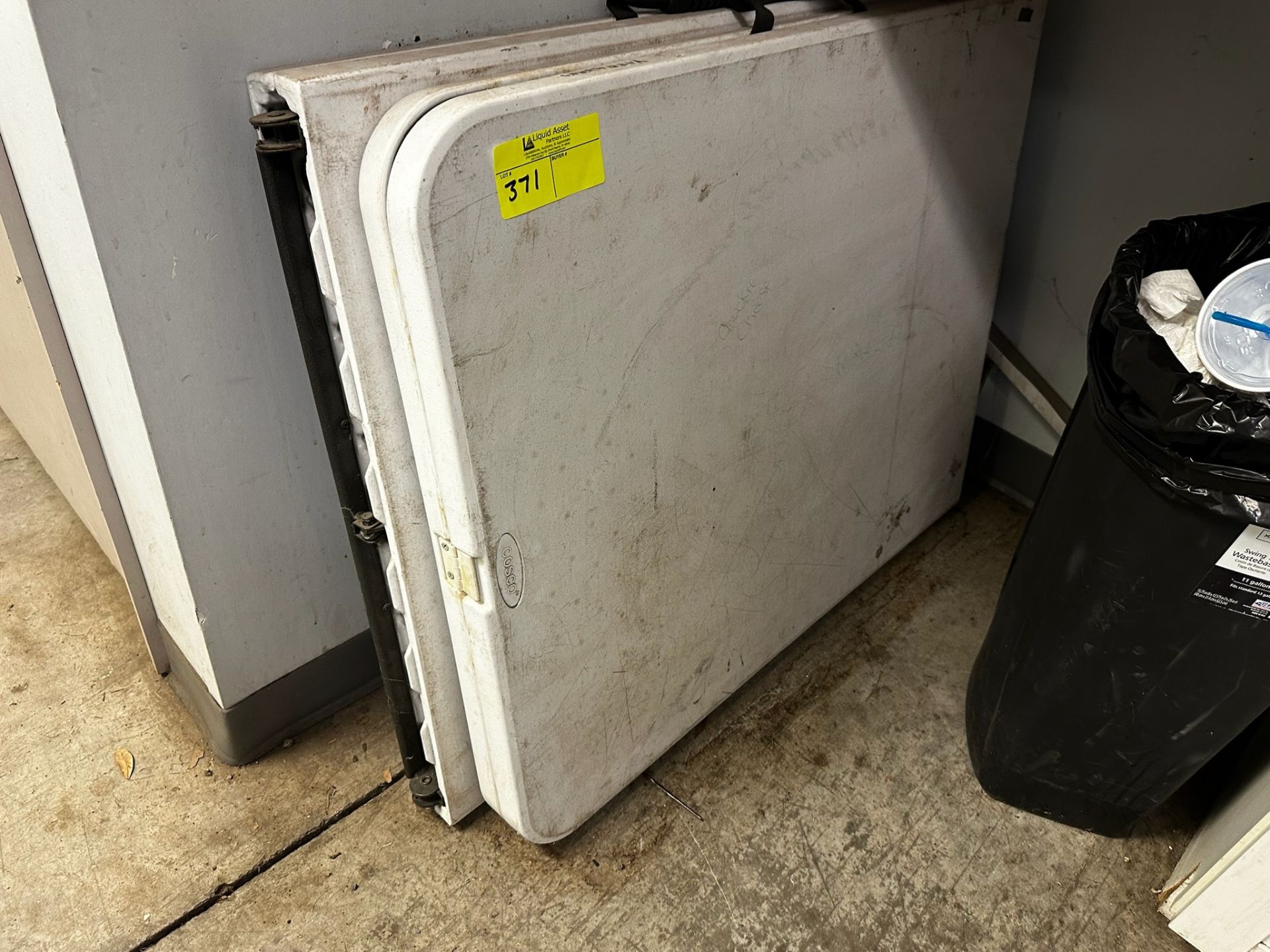 (2) 6' folding Tables