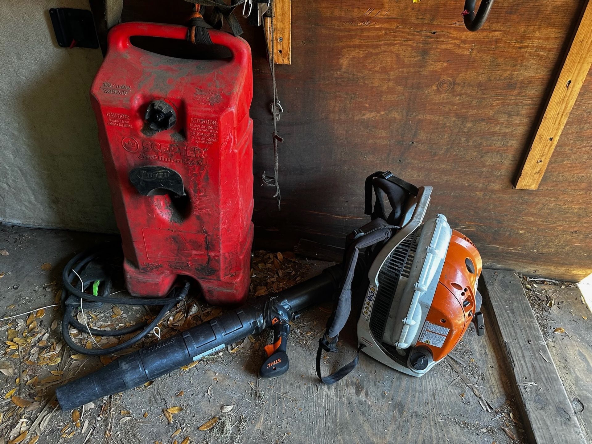 Contents of Trailer - Image 6 of 10