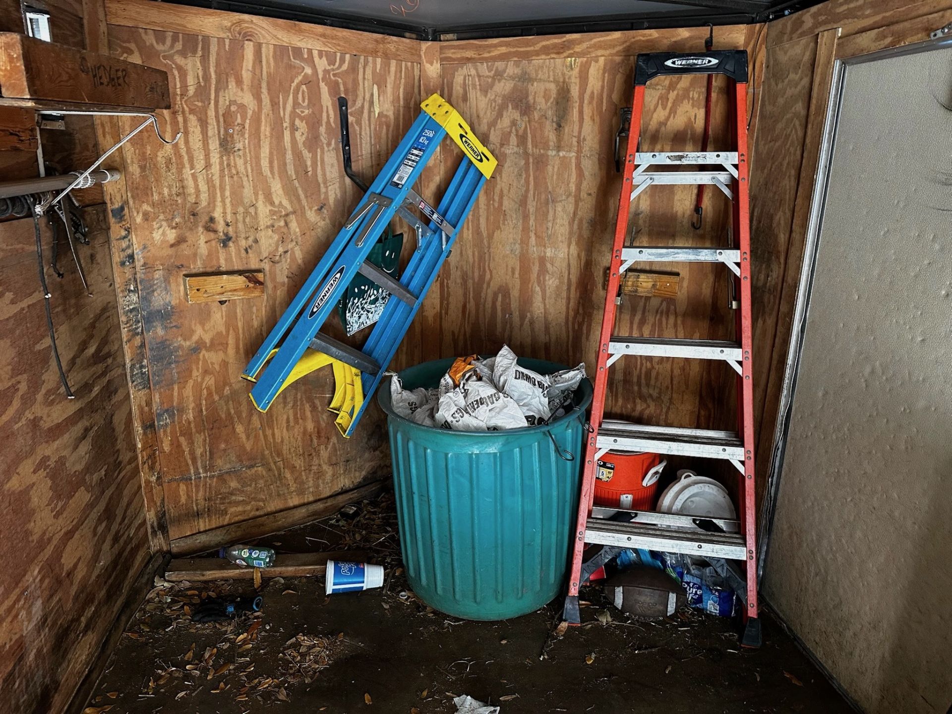 Contents of Trailer - Image 6 of 10