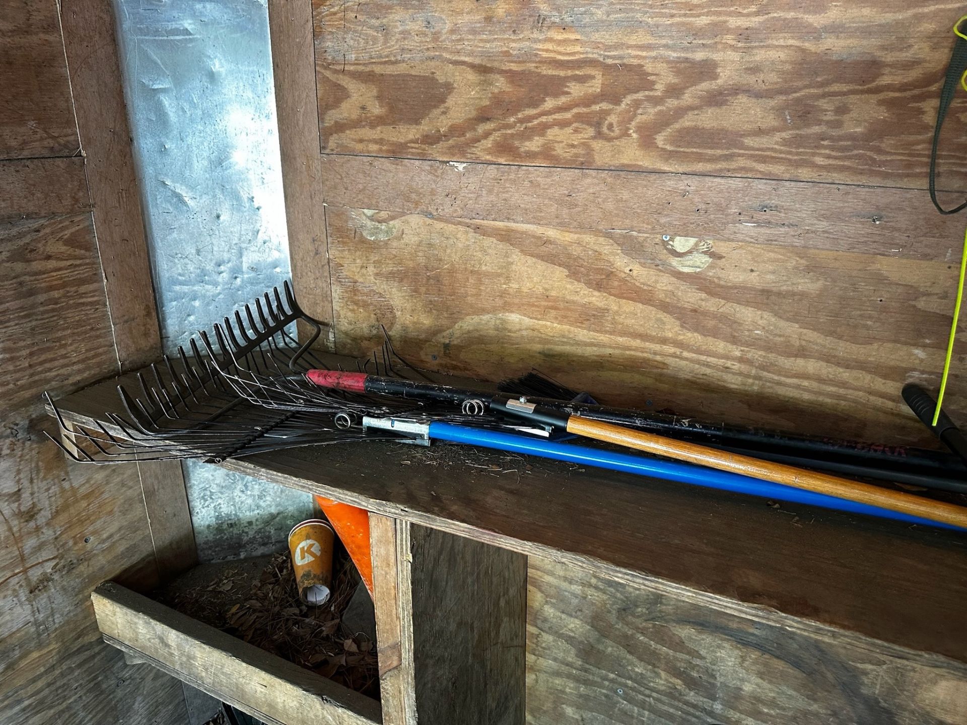 Contents of Trailer - Image 7 of 8
