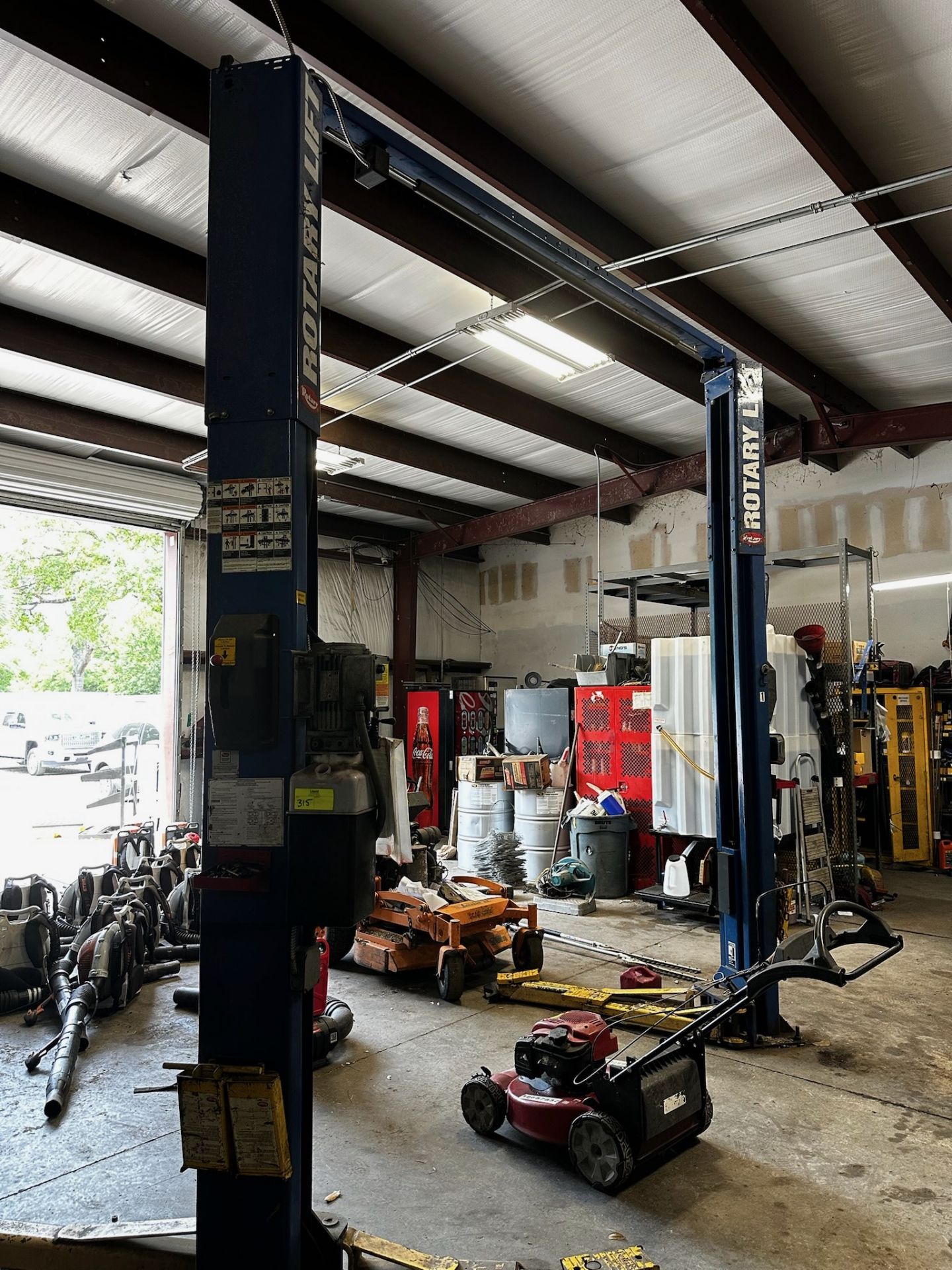 Rotary Vehicle Lift, 9000 lb Capacity