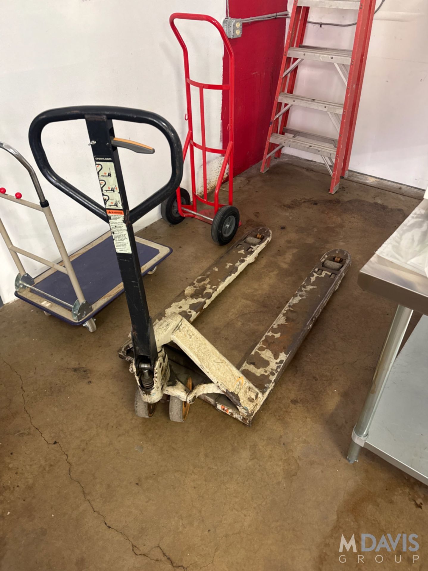 CROWN HYDRAULIC PALLET JACK - Image 2 of 4