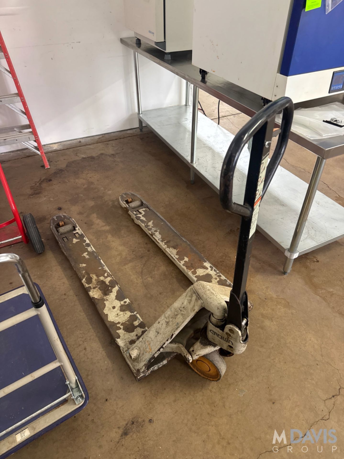 CROWN HYDRAULIC PALLET JACK - Image 3 of 4