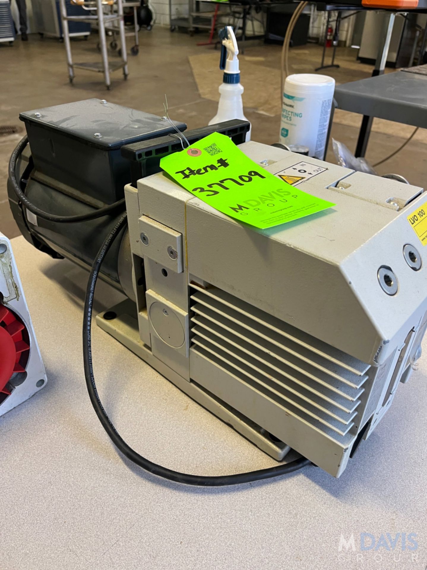 LEYBOLD TRIVAC ROTARY VANE VACUUM PUMP - Image 5 of 8