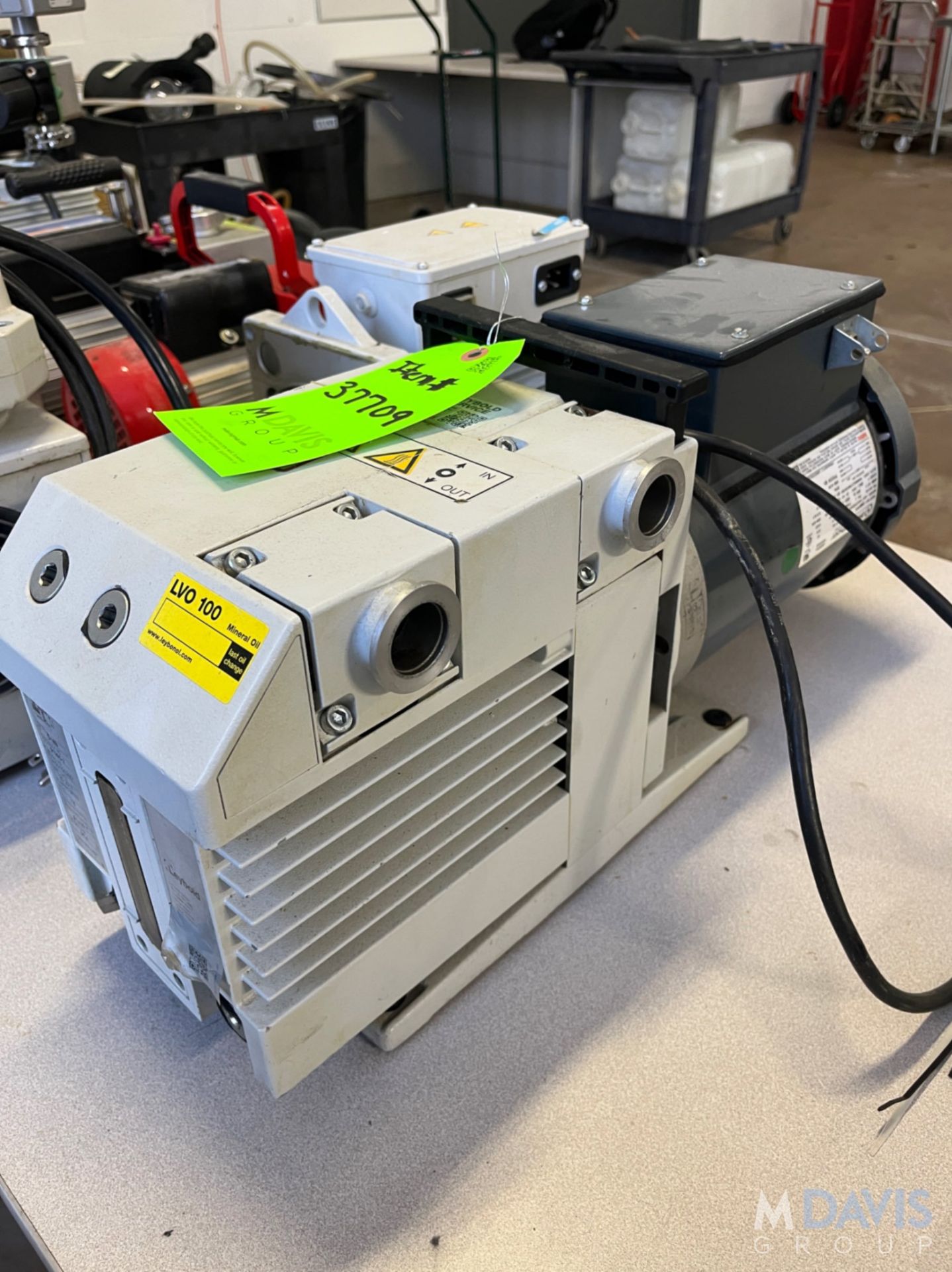 LEYBOLD TRIVAC ROTARY VANE VACUUM PUMP - Image 4 of 8