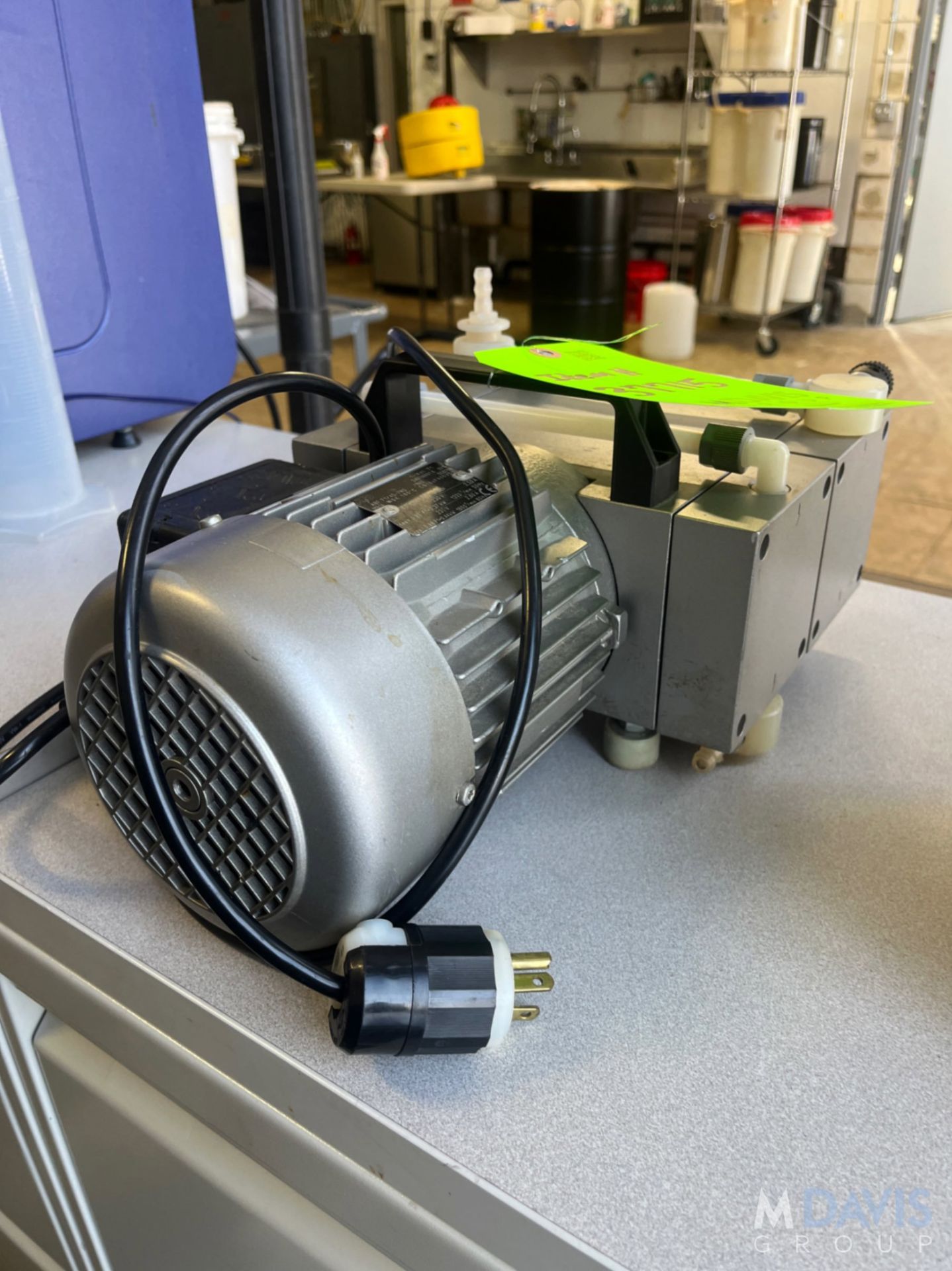 WELCH-ILMVAC VACUUM PUMP - Image 7 of 7