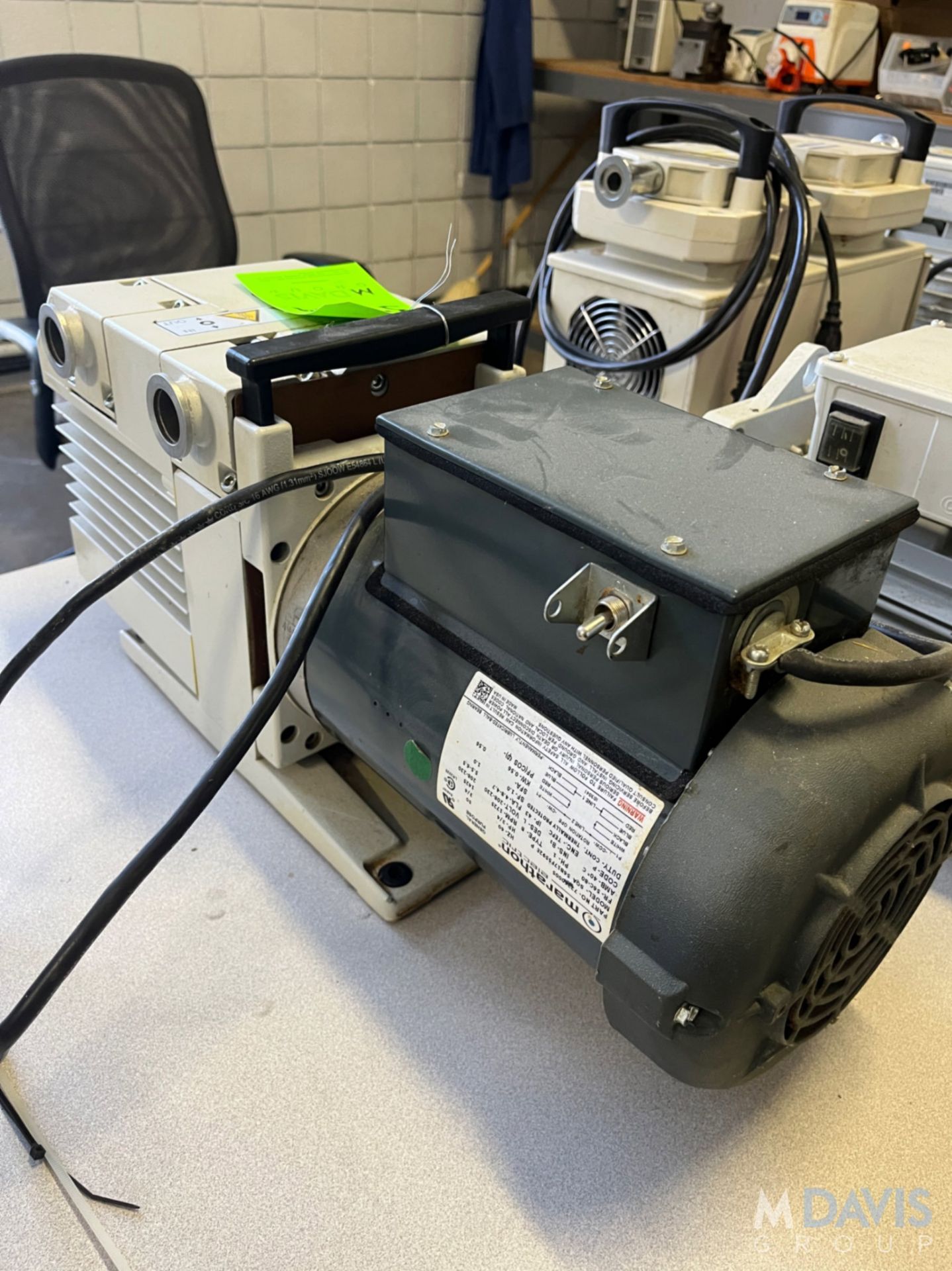 LEYBOLD TRIVAC ROTARY VANE VACUUM PUMP - Image 7 of 8