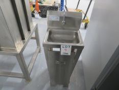 Stainless steel sink approx. 17"x15" 34"h