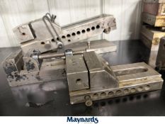Lot including 4" vise on a compound, hinged plate, Palmgren 2.5" speed vise, and 3" speed vise.