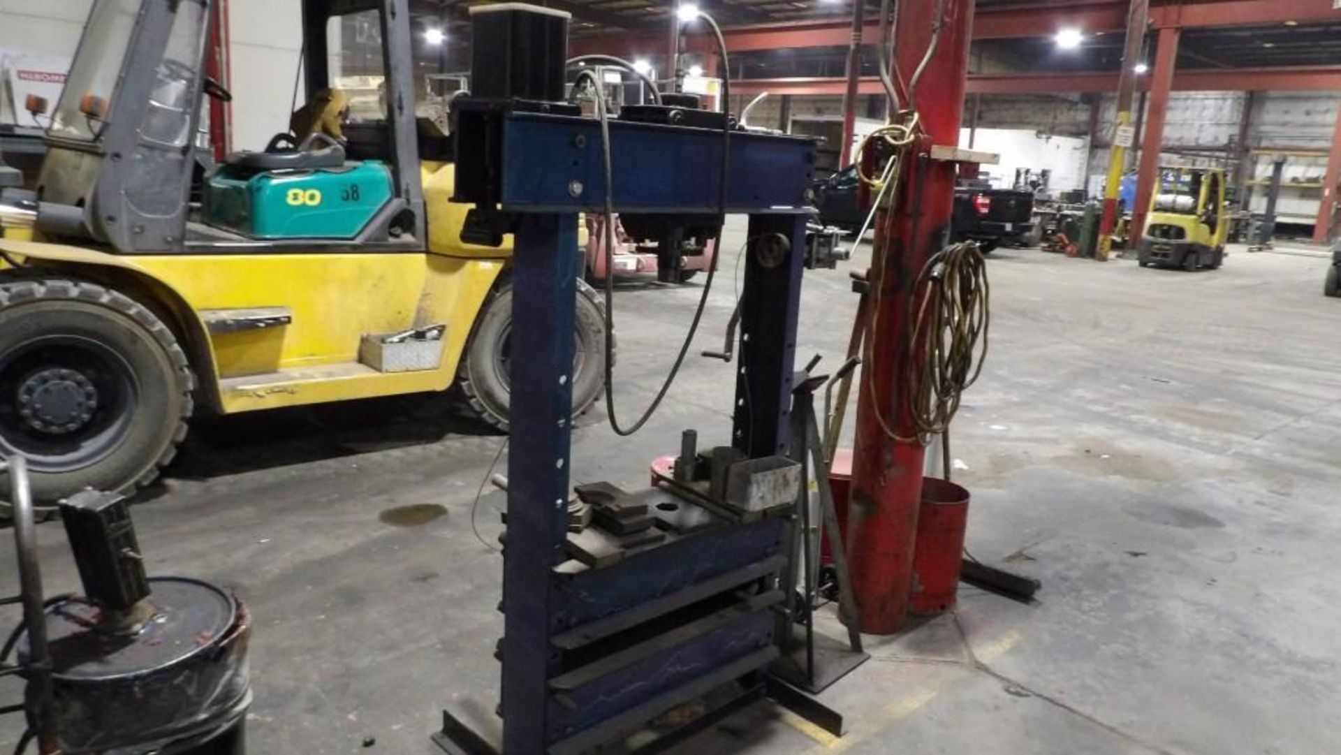 Hydraulic Press, Floor-Standing, Industrial-Grade, Includes Pressing Accessories - Image 5 of 7