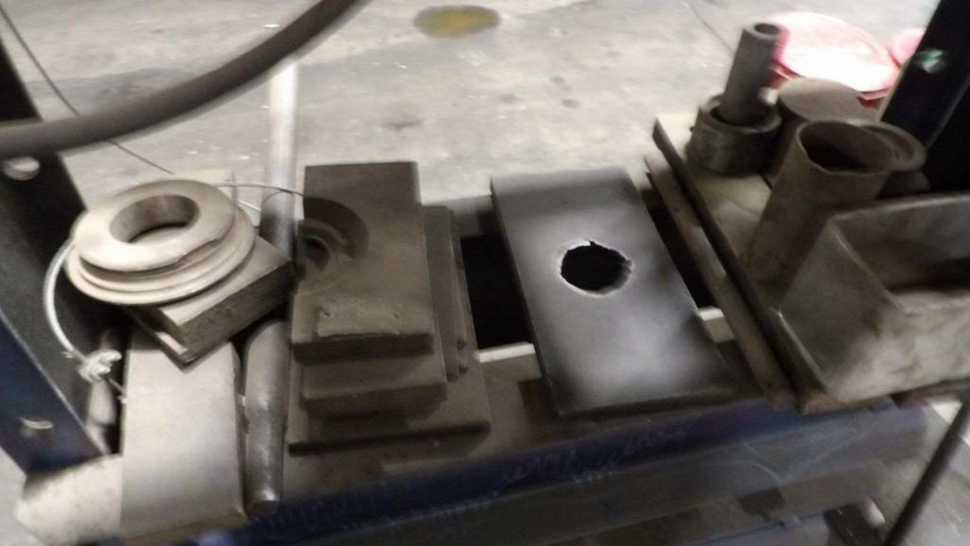 Hydraulic Press, Floor-Standing, Industrial-Grade, Includes Pressing Accessories - Image 6 of 7