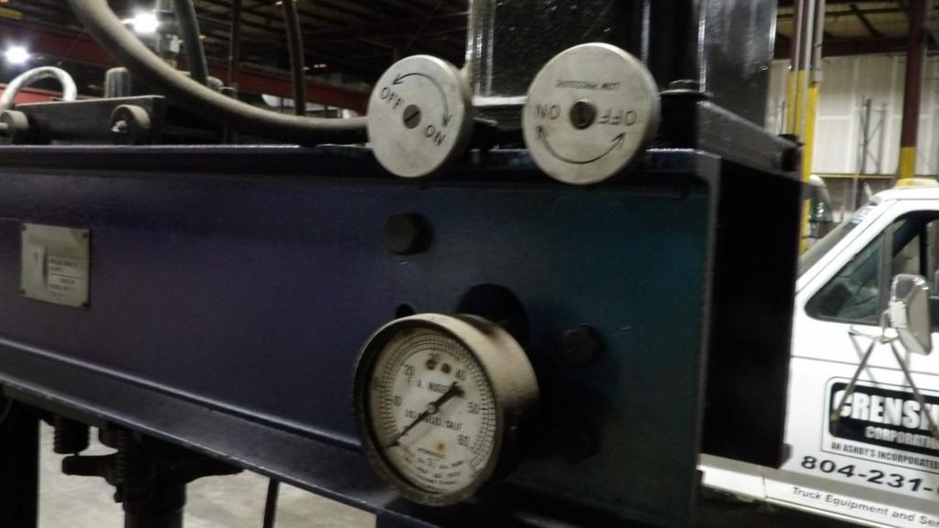 Hydraulic Press, Floor-Standing, Industrial-Grade, Includes Pressing Accessories - Image 4 of 7