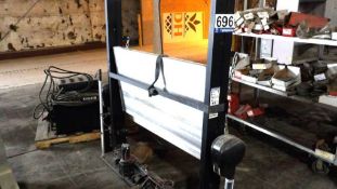 VAN GATOR, Liftgator Hitch Mounter Liftgate