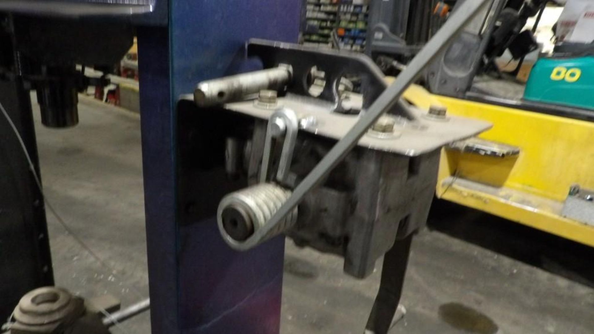 Hydraulic Press, Floor-Standing, Industrial-Grade, Includes Pressing Accessories - Image 7 of 7