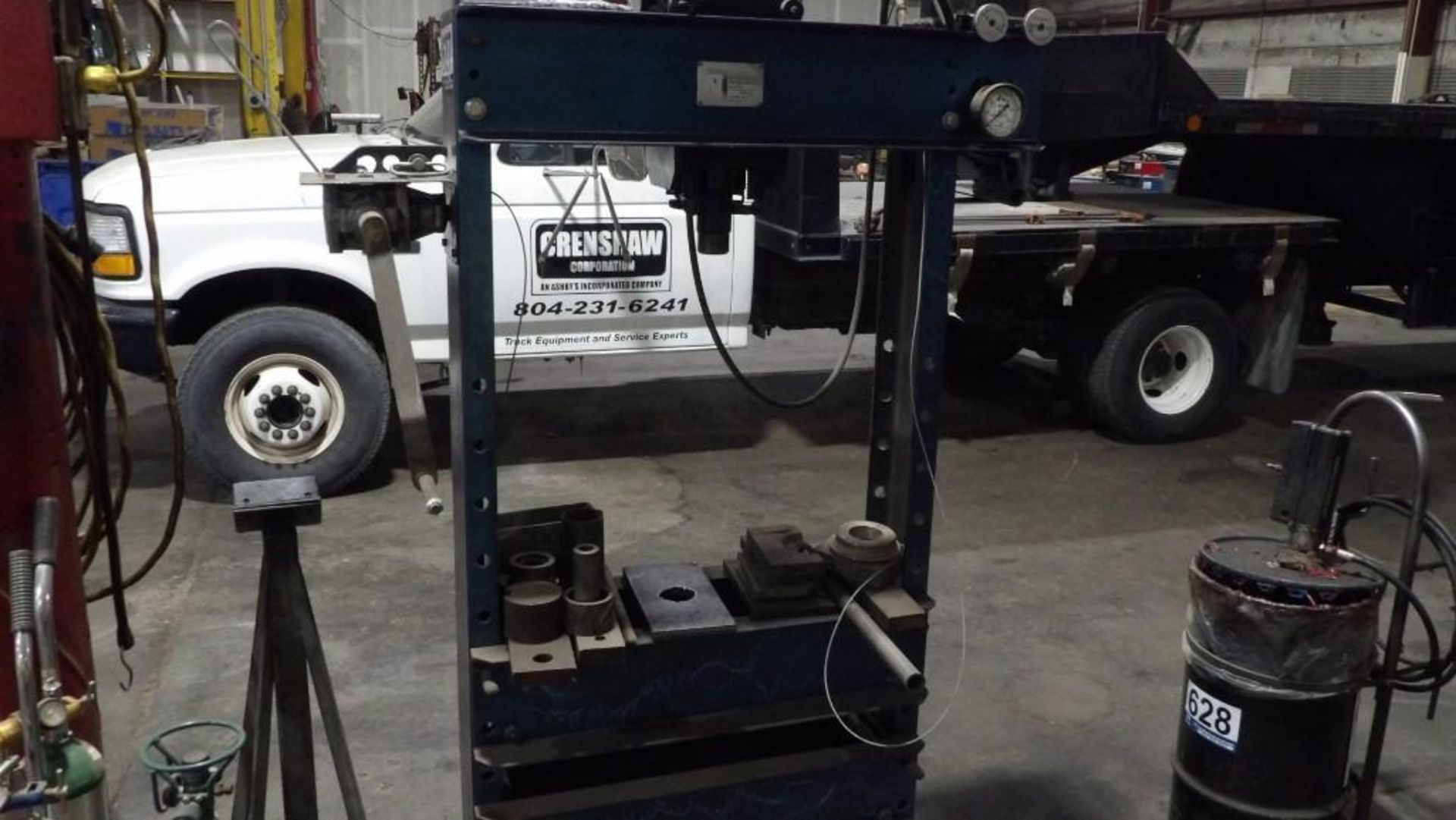 Hydraulic Press, Floor-Standing, Industrial-Grade, Includes Pressing Accessories - Image 3 of 7