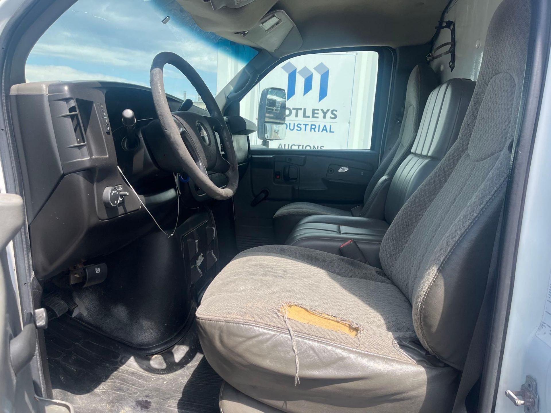 2009 Chevrolet Express 3500 12' Box Truck - Image 10 of 21