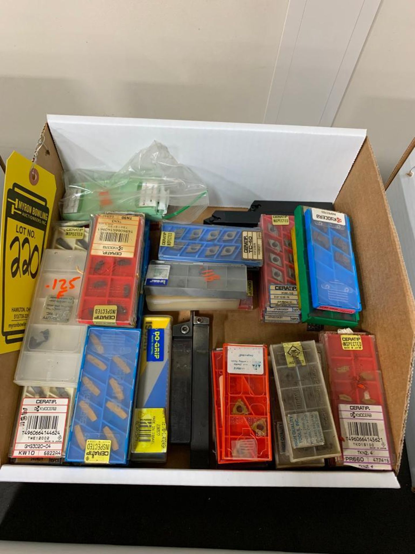 { Group of lots: 217, 218, 219, 220 } Box of Assorted Turning Tool ...