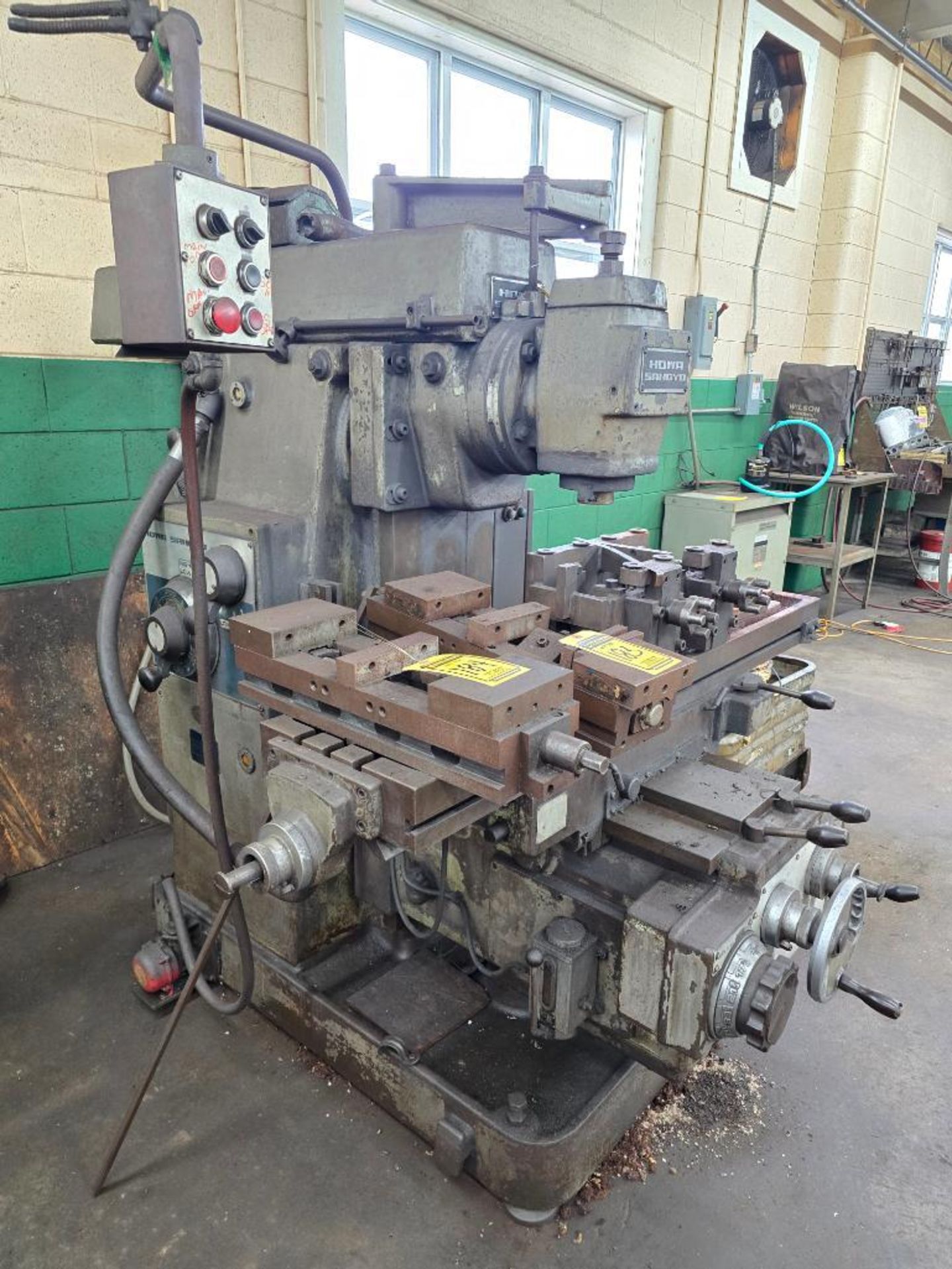 Howa Machine 1973 Howa Sangyo Universal Milling Machine, Model 2H, S/N 51059, 56 ...