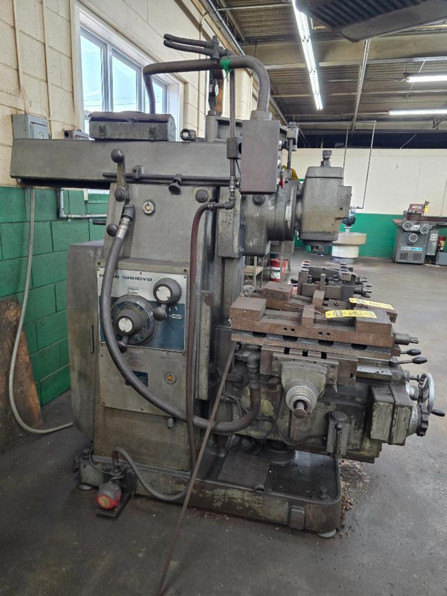 Howa Machine 1973 Howa Sangyo Universal Milling Machine, Model 2H, S/N 51059, 56 ...