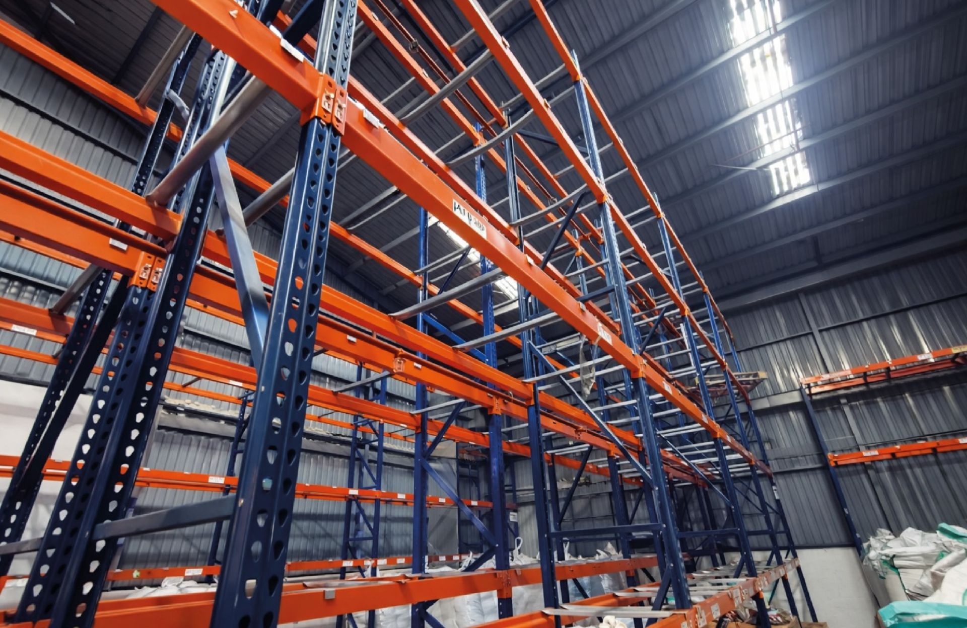 Rack with 12 posts and 80 crossbeams / Rack de 12 postes y 80 ...