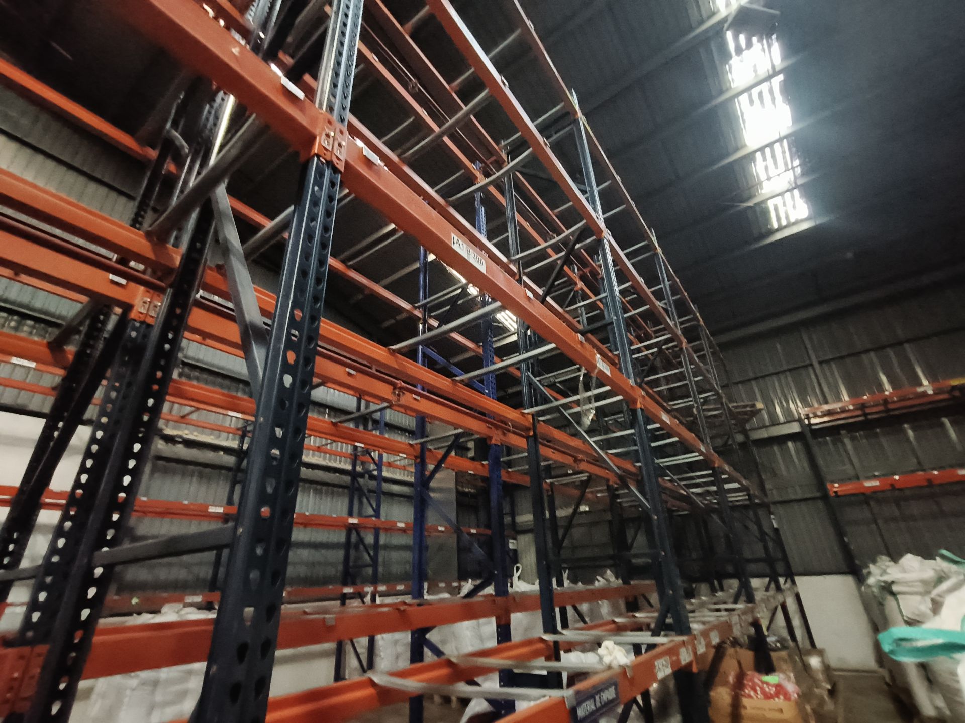 Rack with 12 posts and 80 crossbeams / Rack de 12 postes y 80 ...