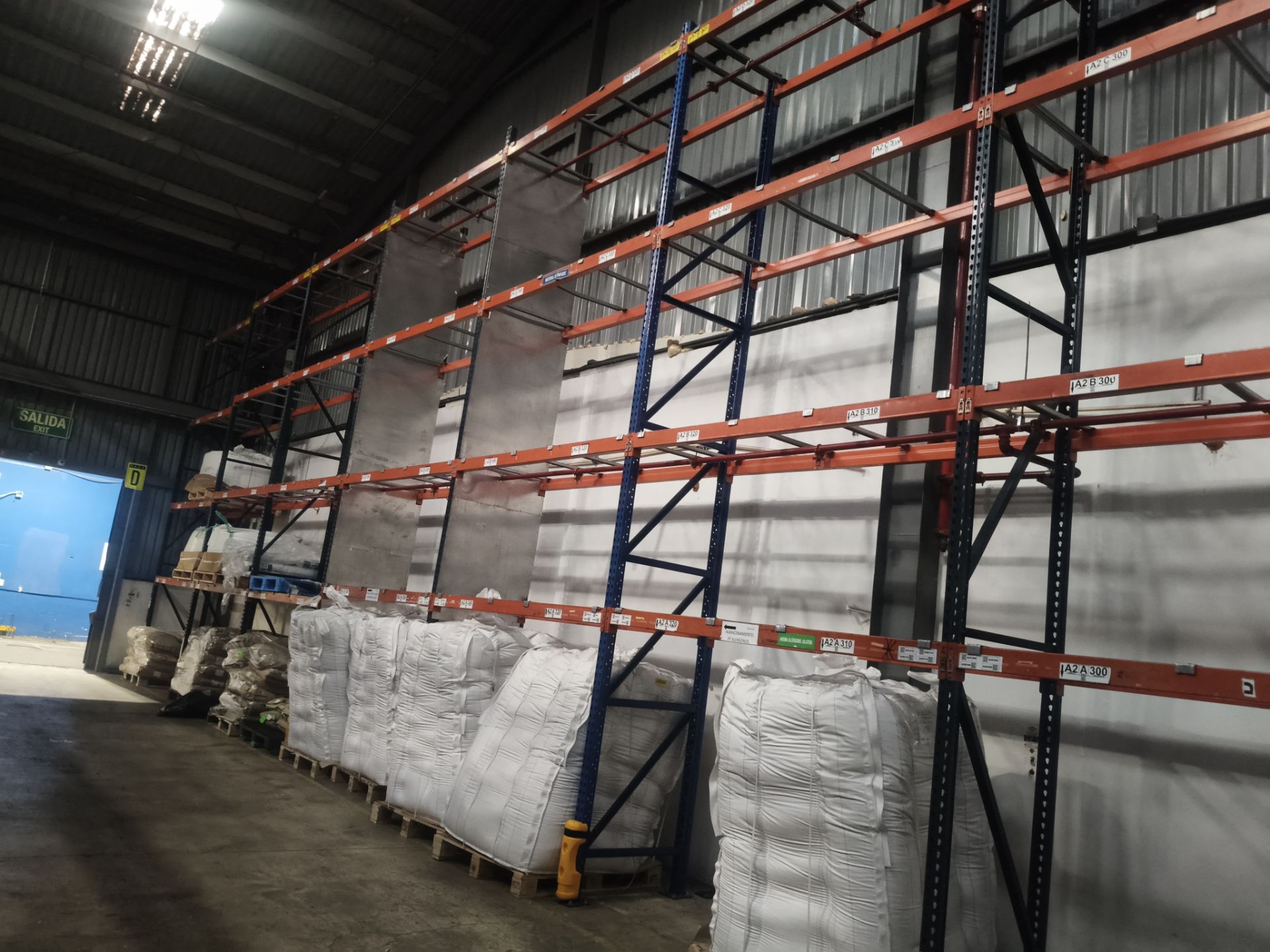 Rack with 11 posts and 84 crossbeams / Rack de 11 postes y 84 ...