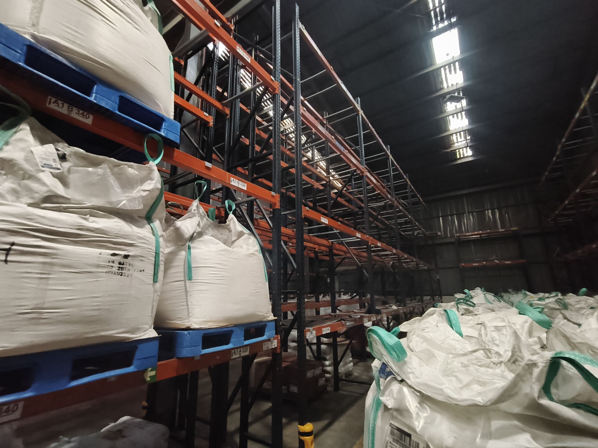 Rack with 12 posts and 80 crossbeams / Rack de 12 postes y 80 ...