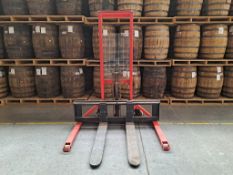 Load manipulator, capacity 2-ton , Model WM2000-1600, 1.60 m lifting height, weight 265 kg. / Mani
