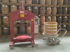 ENOVENETA portable vertical hydraulic press, Model PRESSA OLEO SE, Series 51179, Year 2022, Weight