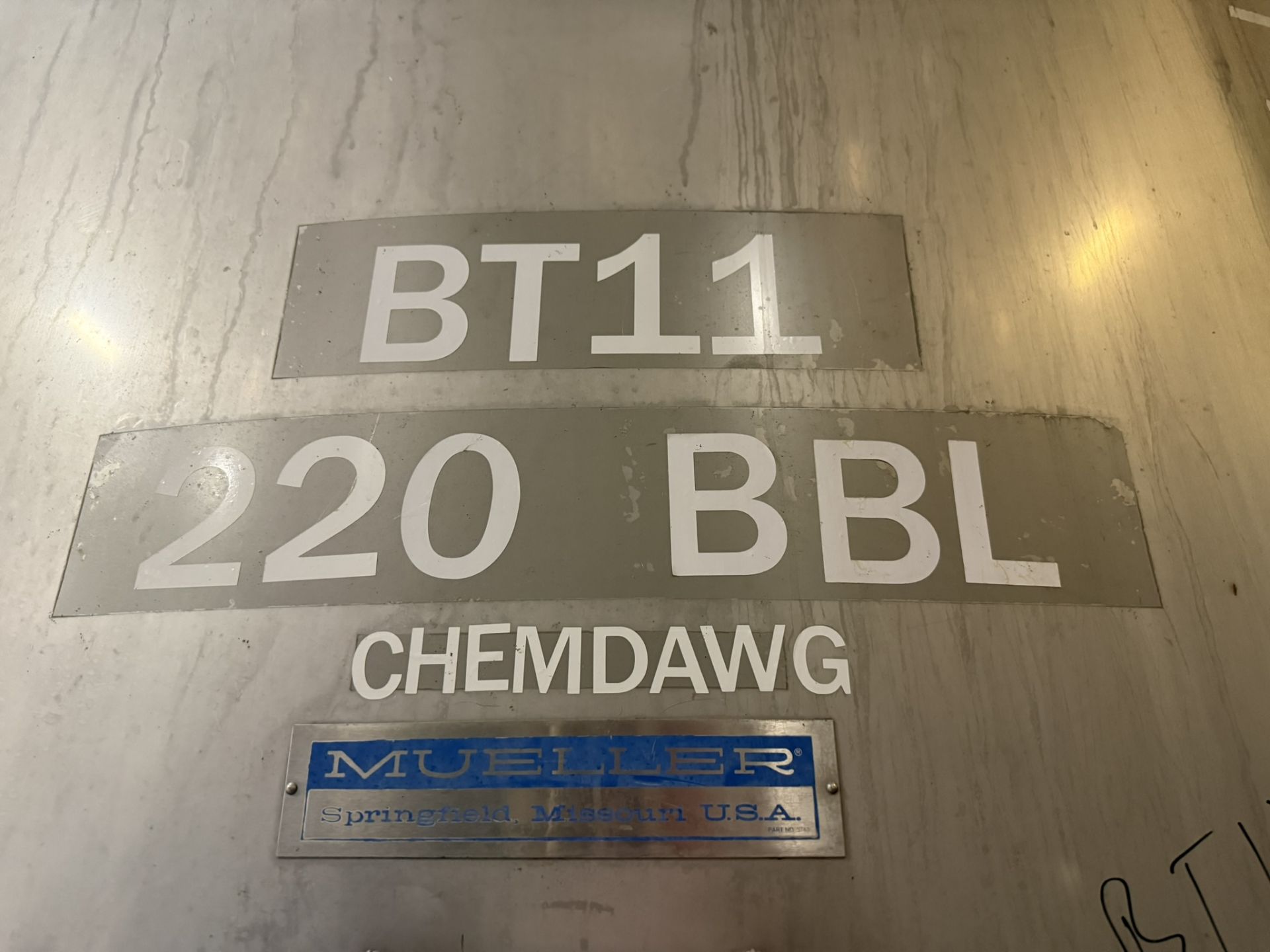 Mueller 220 BBL Stainless Steel Brite Tank (7,800 Gal), Glycol Jacketed, Dish Botto | Rig Fee $3500 - Image 5 of 7