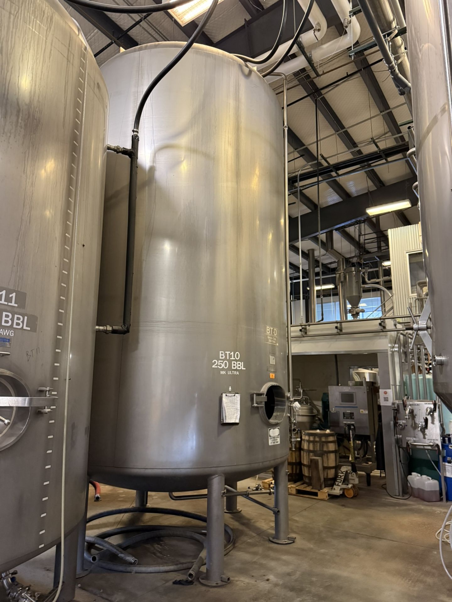 Mueller 250 BBL Stainless Steel Brite Tank (7,800 Gal), Glycol Jacketed, Dish Botto | Rig Fee $3500 - Image 3 of 9