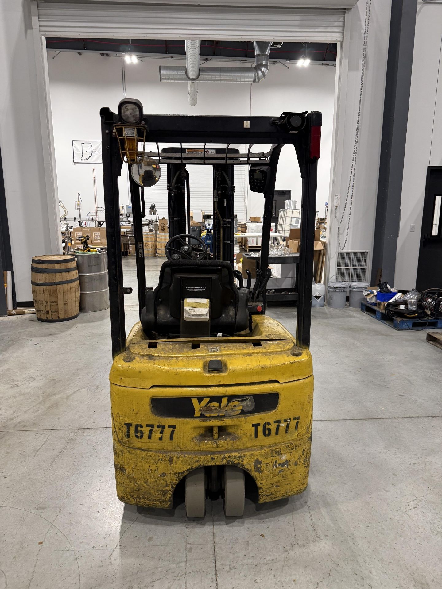 Yale Model ERP040VTN36TE082 36 V Sit Down Electric Forklift, 3 wheels, Side Sift, 950 LBS - Image 4 of 8