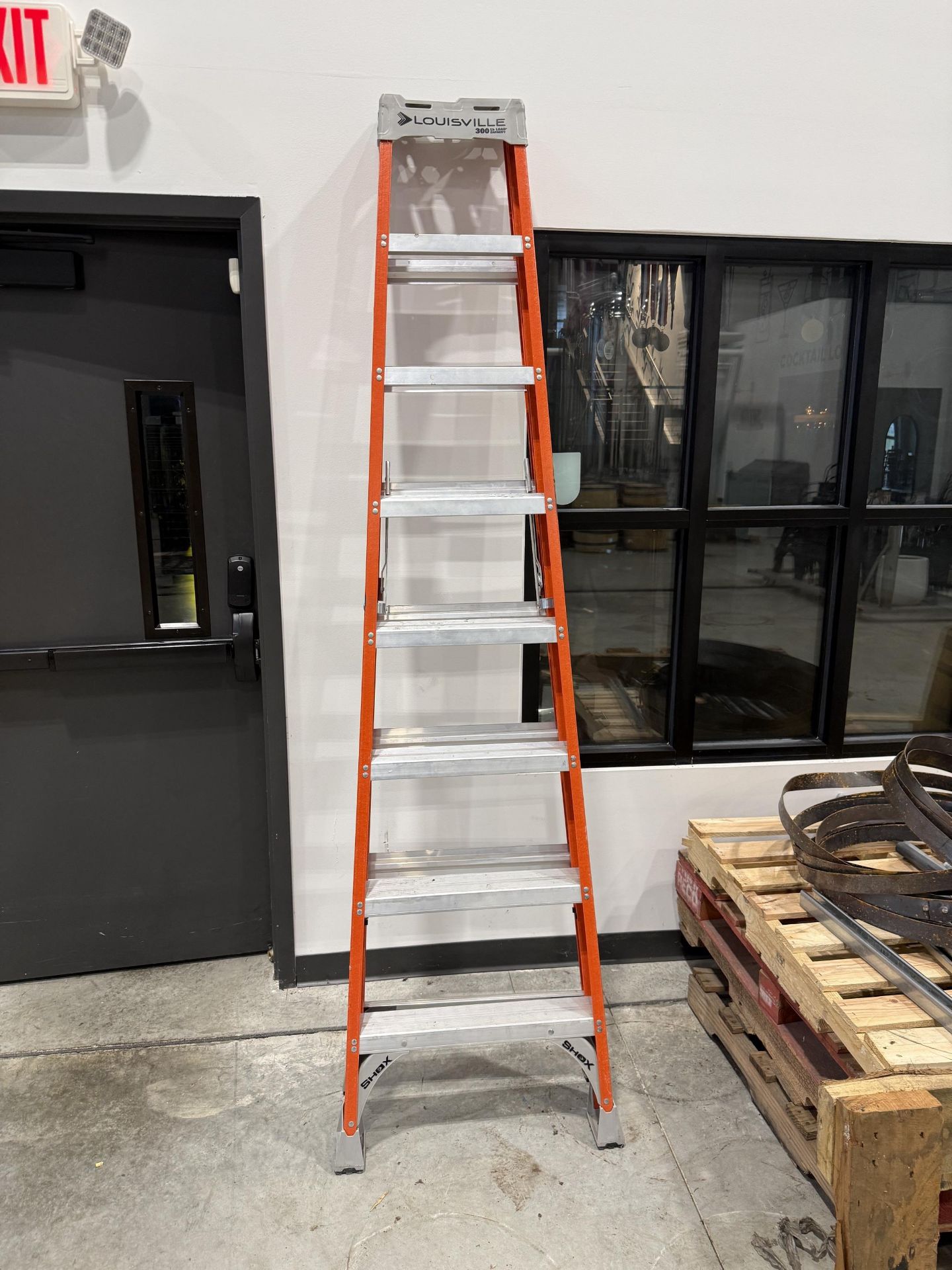 Louisville Model FS1508 8' Ladder- 300 LBS Capacity