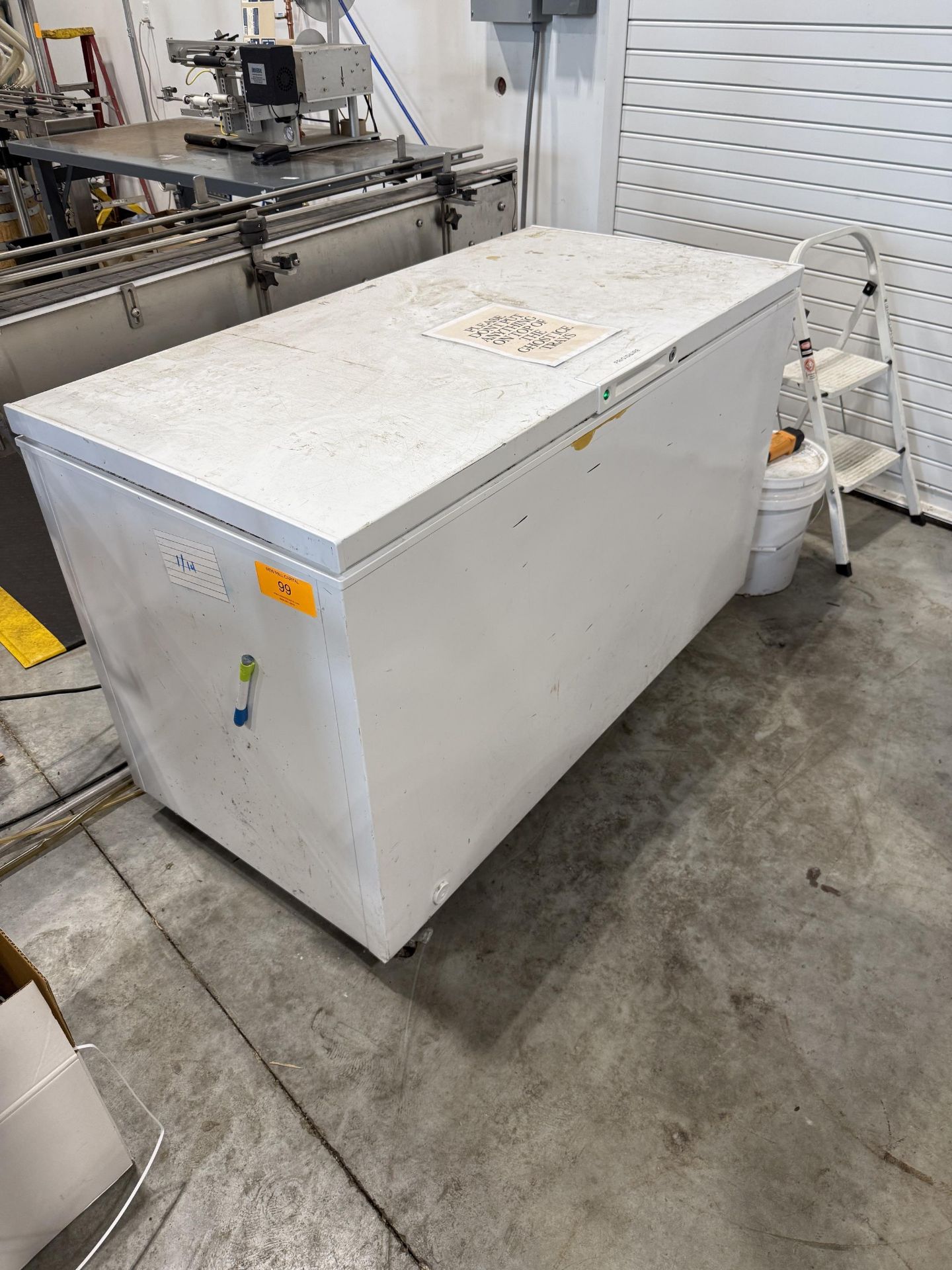 Electrolux Model FFFC15M4TW Chest Freezer, R134A Refrigerant, 120 V, S#AA02041172