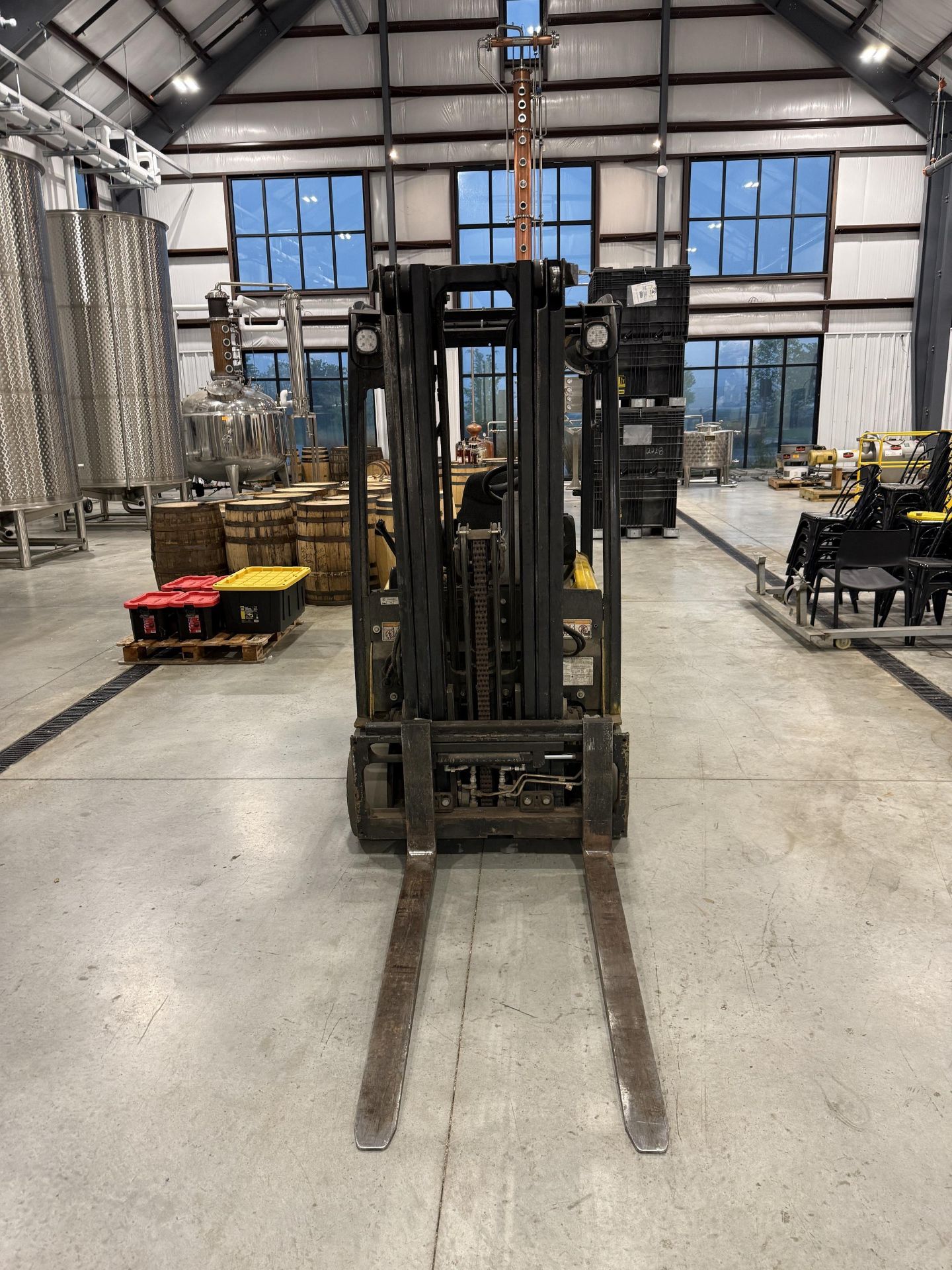 Yale Model ERP040VTN36TE082 36 V Sit Down Electric Forklift, 3 wheels, Side Sift, 950 LBS - Image 2 of 8