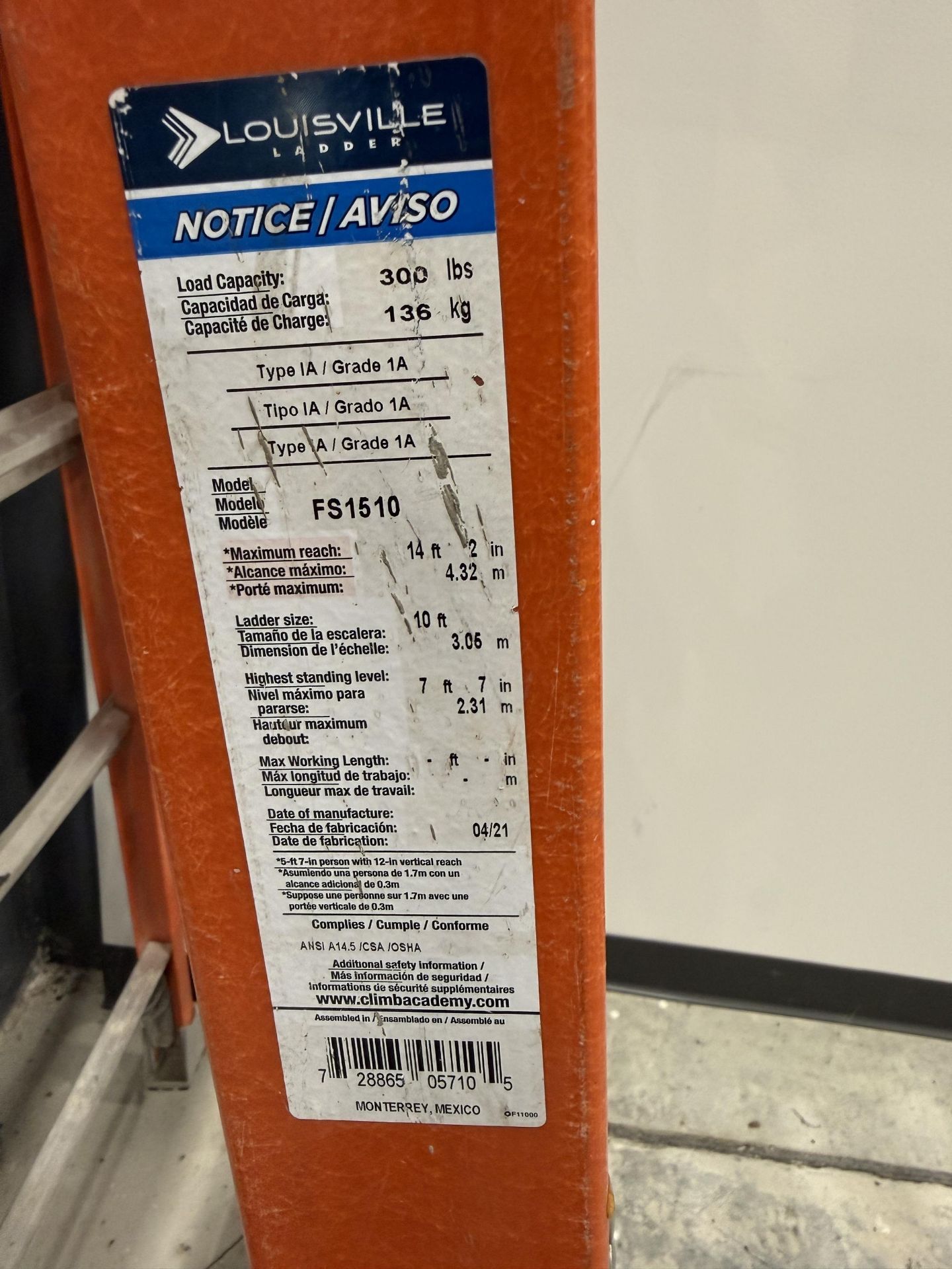 Louisville Model FS1510 10' Ladder- 300 LBS Capacity - Image 2 of 2