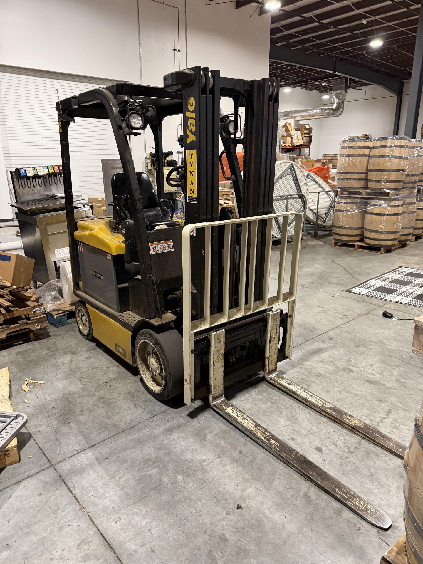 Yale Model ERC050VGN36TE085 36 V Sit Down Electric Forklift, 4 Wheels, Side Shift, 4800 LBS - Image 3 of 5