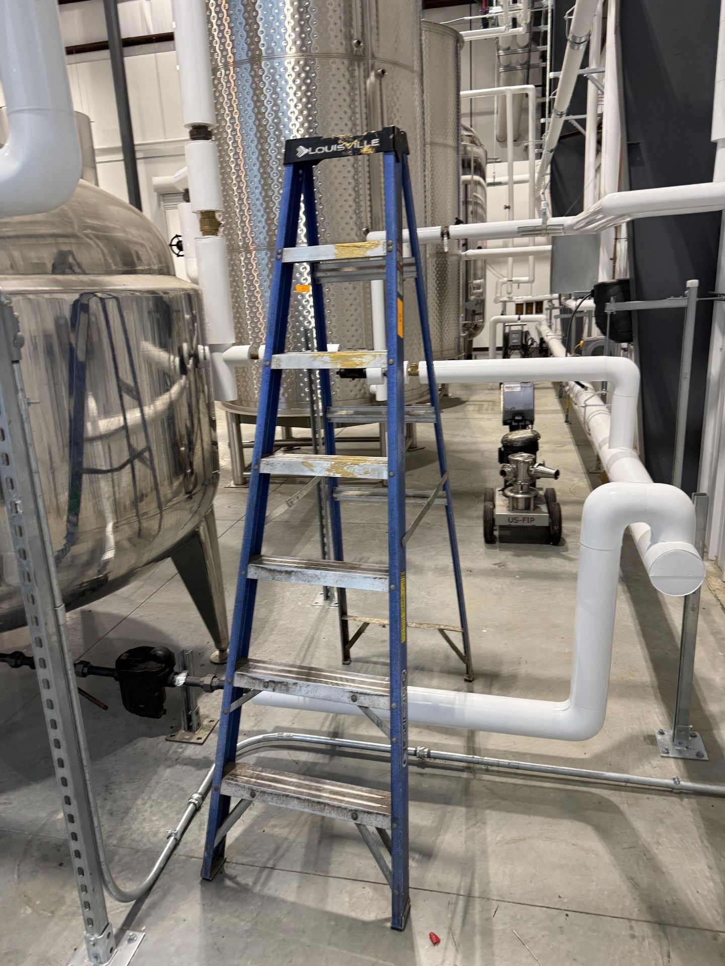 Louisville Model W-3215-07 7' Ladder- 225 LBS Capacity