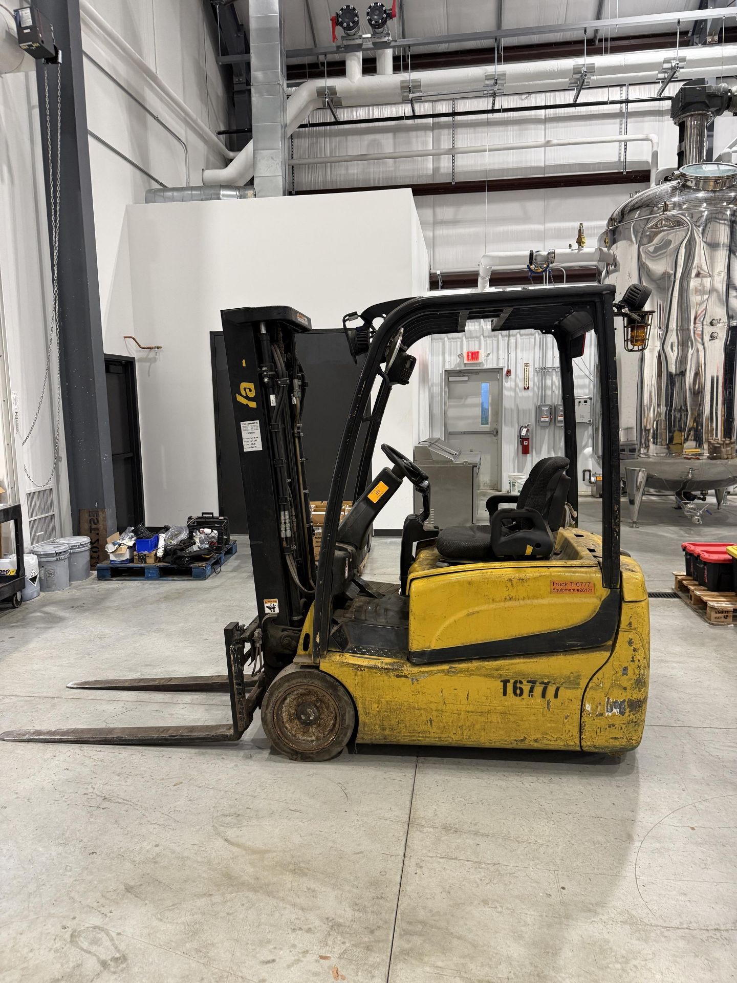Yale Model ERP040VTN36TE082 36 V Sit Down Electric Forklift, 3 wheels, Side Sift, 950 LBS