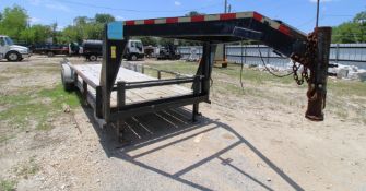 TRAILER, C & M FLATBED, GOOSENECK, Mfg. 2011, 7'W. x 24'. bed, w/ ramps, VIN: 5VNGG2429MT221998, Lic