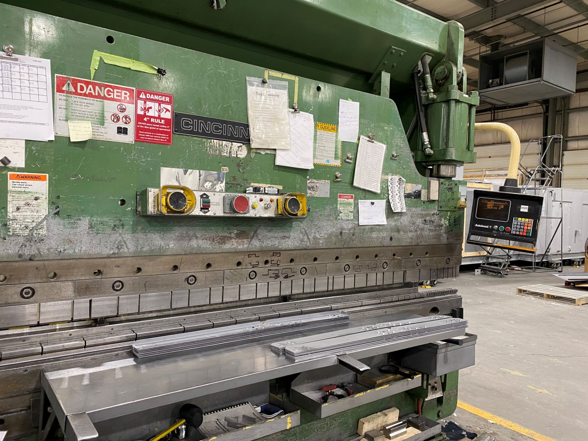 Cincinnati 135 Ton CB x 10 CNC Hydraulic Press Brake - Image 2 of 6