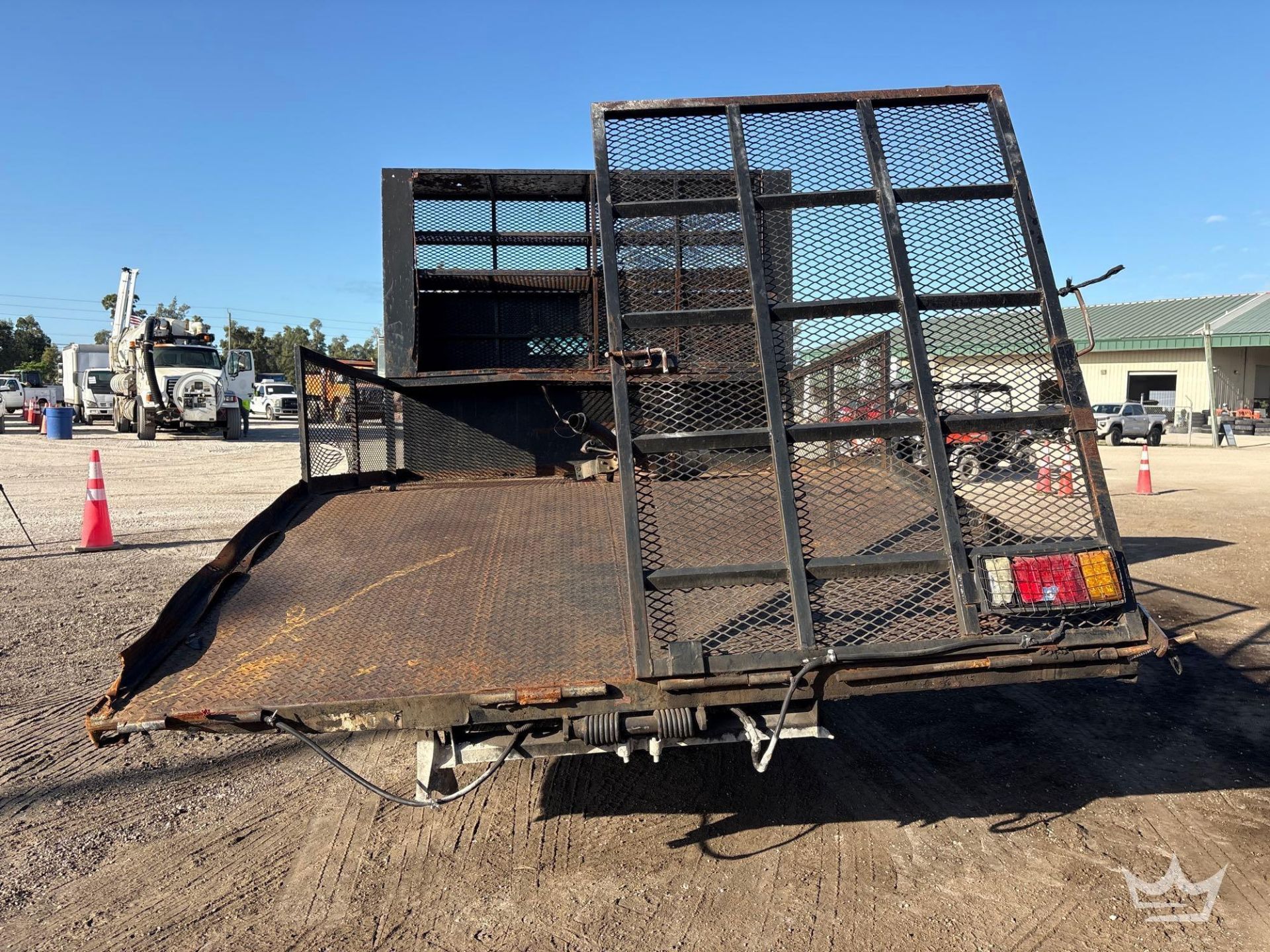2007 Chevrolet W4500 Landscape Dovetail Flatbed Truck - Image 9 of 28