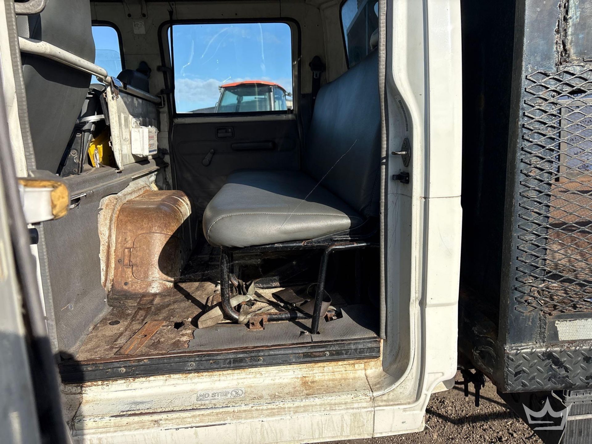 2007 Chevrolet W4500 Landscape Dovetail Flatbed Truck - Image 15 of 28